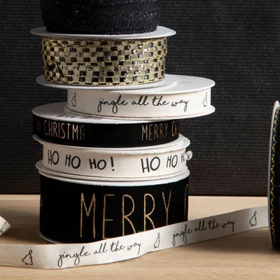 vitt-band-med-svart-text-jingle-all-the-way-från-A-Lot-Decoration
