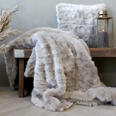 lattefärgad-pläd-i-pälsimitation-från-Chic-Antique