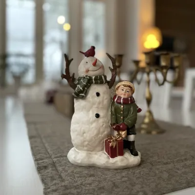 juldekoration-snögubbe-med-pojke
