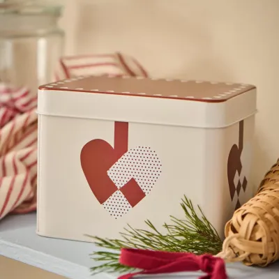 rektangulär-plåtburk-med-julhjärtan-för-kakor-eller-julgodis