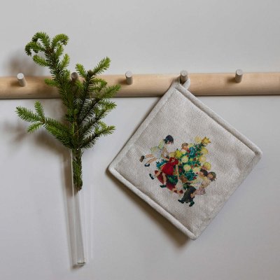 grytlapp-linbeige-med-motiv-från-barnen-i-bullerbyn