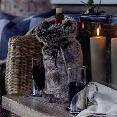 vinpåse-i-gråbrun-fuskpäls