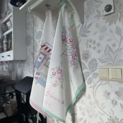 kökshandduk-desdemona-vit-med-tryck-från-greengate