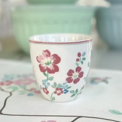 lattemugg-athea-vit-blommig-från-greengate