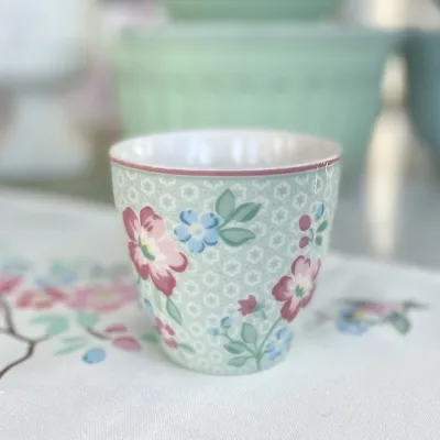 lattemugg-athea-mint-blommig-från-greengate