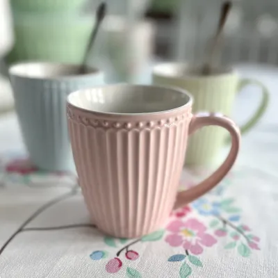 mugg-everyday-alice-pale-pink-från-greengate
