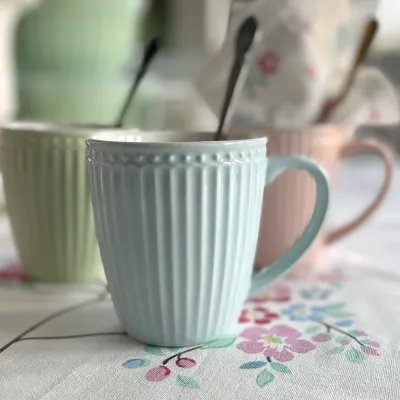 mugg-everyday-alice-pale-blue-från-greengate