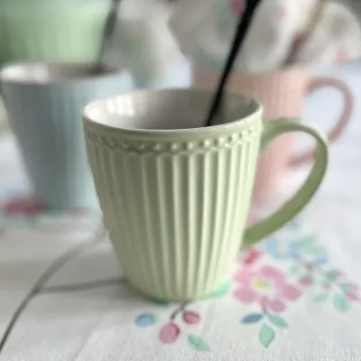 mugg-everyday-alice-pale-green-från-greengate
