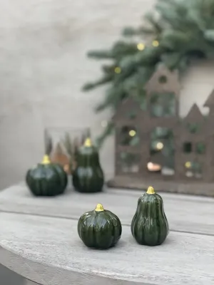 Ett matchande 2-pack skogsgröna keramikpumpar i storlek Small från Mitt & Ditt, bestående av en rund och en päronformad pumpa me
