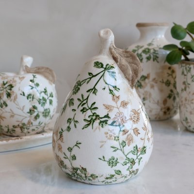 Chic Antique handmålat dekorationspäron i keramik från serien Grasse stående på en ljus marmorbänk.