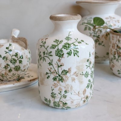 Chic Antique flaskformad keramikvas Grasse med handmålat grönt grenmotiv och krackelerad blank yta.