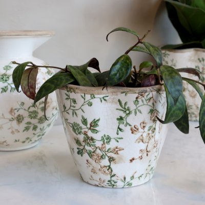 Lilla krukan i serien Grasse med grönt blommönster från Chic Antique på ett vitt bord.