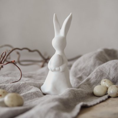 stående-vit-kanin-som-håller-ett-ägg-small